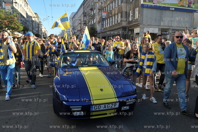 Gdynia swietuje awans Arki do ekstraklasy na ul. Swietojanskiej....