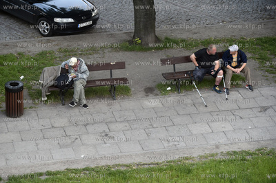 Rezydenci ławek na ul. Podwale Staromiejskie w Gdeańsku...