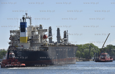 Kanał portowy Portu w Gdańsku. Nz. statek Lapis 24.05.2018...