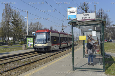 Gdańsk. Przystanek tramwajowy Brama Oliwska a na niej...