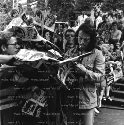 Festiwal Piosenki w Sopocie. Jeden z wykonawcow i lowcy...