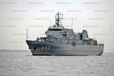 Do gdyńskiego portu wpływają okręty wojenne,  które...