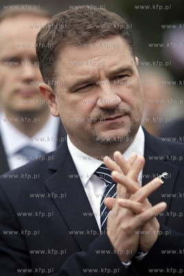 Gdansk. Zlozenie kwiatow pod pomnikiem Poleglych Stoczniowcow...