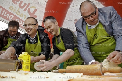XI Gdanskie Swieto Pieroga na Targu Weglowym. Zawody...