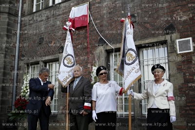 Odsloniecie tablicy upamietniajcej fakt, ze w budynku...