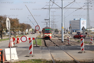 Tramwaj linii 10 jadacy wzdluz przebudowywanej ul.Marynarki...