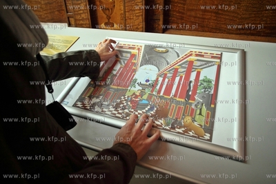 Gdansk. Dwor Artusa. Wystawa Prosimy dotykac eksponatow,...