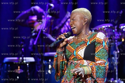 Siesta Festival.  Koncert pochodzacej z Beninu piosenkarki...