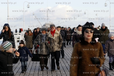 Tłum spacerujących na sopockim molo w drugi dzień...