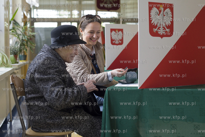 Wybory prezydenckie 2015.   Obwodowa Komisja Wyborcza...