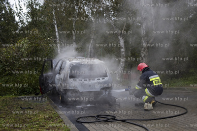 Płonące auto marki Fiat Seicento na ulicy Kobieli...