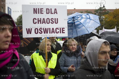 Urzad Wojewódzki w Gdańsku. Protest środowisk nauczycielskich...