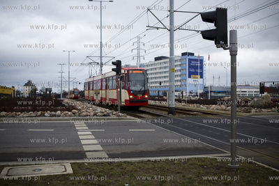Gdańsk. Tramwaj lini10 na rondzie im. Tadeusza Mazowieckiego...