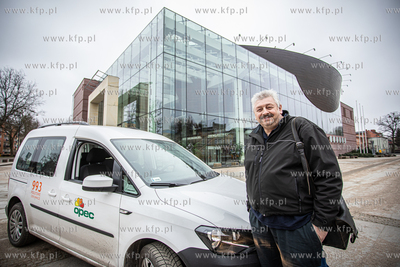 Wejherowo. Pracownik OPEC Janusz Wojewski przed filharmonią.
02.03.2021
fot....