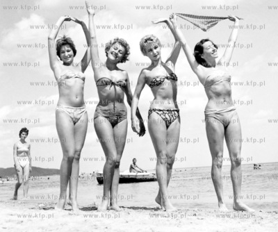 Dziewczyny na plazy. 0000921z 1968 Fot. Zbigniew Kosycarz...