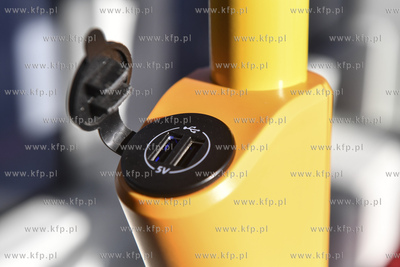 Ładowarka USB w tramaju pesa jazz duo. 05.02.2021...