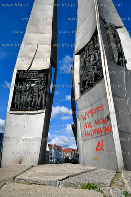 Gdańsk. Plac Solidarności. Wandale zdewastowali pomnik...