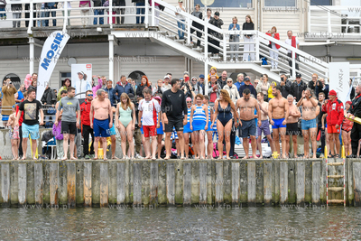 Charytatywny skok z sopockiego molo. 23.06.2024 fot....