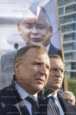 Konferencja zorganizowana przez Jacka Kurskiego oraz...