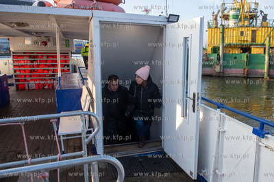 Testowy rejs promu F8, kursującego wzdłuż remontowanego...