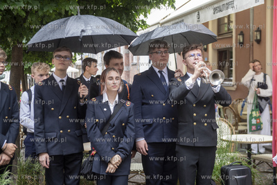 Przy ul. Piwnej 3/4 odsłonięto pamiatkowa tablicę...