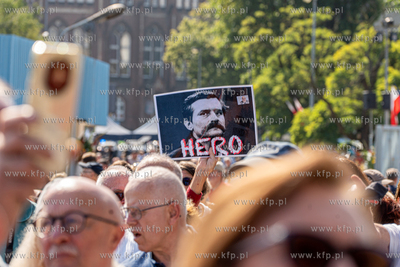 Gdańsk. Plac Solidarności. Symboliczne otwarcie bramy...