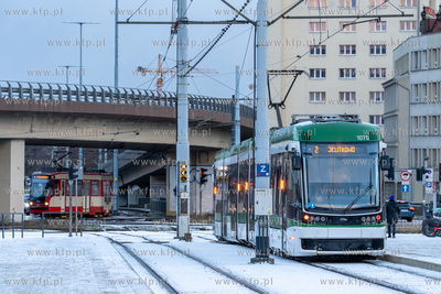 Zima w Gdańsku. Przystanek tramwajowy Śródmieście....