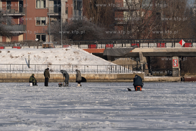 Zima. Łowienie na lodzie przy przystani Żabi Kruk...