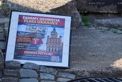 Gdańsk, Plac Solidarności. Demonstracja, pod hasłem...