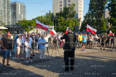 Gdańsk, Plac Solidarności. Demonstracja, pod hasłem...