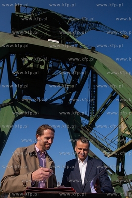 Gdańsk.  Konferencja prasowa na terenie Stoczni Cesarskiej....