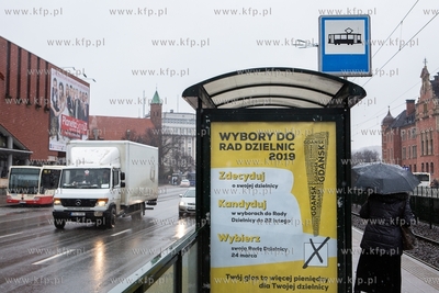 Gdańsk, przystanek tramwajowy przy Dworcu PKP Plakat...