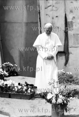 Papiez Jan Pawel II pod pomnikiem Poleglych Stoczniowcow...