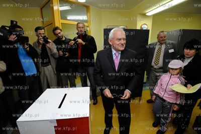 Gdynia. Wybory parlamentarne. Glosuje lech Leszek Miller...