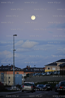 Gdansk. Ksiezyc nad osiedlem Pogodnym.
11.10.2011
fot....