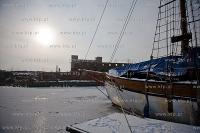 Gdansk. Niskie temperatury skuly lodem wody Motlawy....