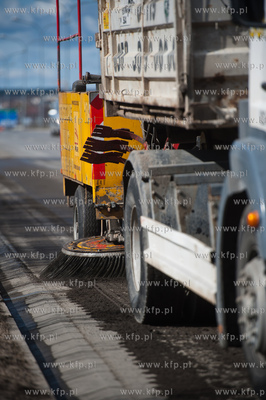 Gdansk. Aleja Armii Krajowej. Wiosenne sprzatanie ulic....