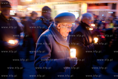 Gdanska Droga Krzyzowa, organizowana przez ojcow dominikanow.
30.03.2012
fot....