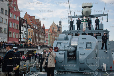 Marynarze okretu rakietowego ORP Orkan transportuja...