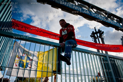 Gdansk. Happening przed Brama Historyczna nr 2 Stoczni...