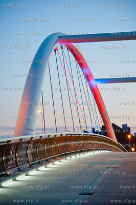 Gdansk. Nowo powstala, efektownie oswietlona kladka...