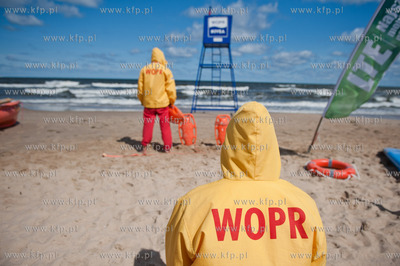 Gdansk. Czerwona flaga wywieszona na plazy w Jelitkowie...