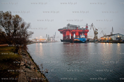 Gdansk. Stocznia Remontowa. Wydokowana do remontu platforma...