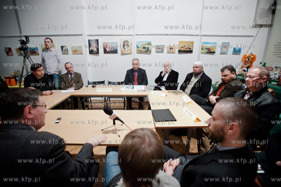 Gdansk. Galeria Mariacka. Debata pt. Swiete Ksiegi,...