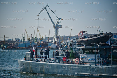 Gdynia. Oksywie. Port Marynarki Wojennej. Powrot niszczyciela...