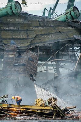 Gdansk. Tereny bylej Stoczni Gdansk. Wyburzenie hali...