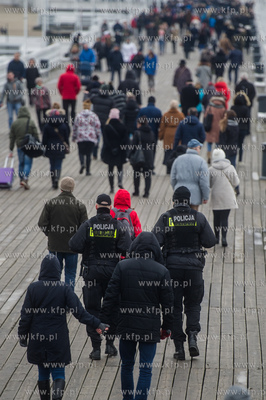 Sopot. Molo. Niedzielni spacerowicze, ktorych nie odstrasza...