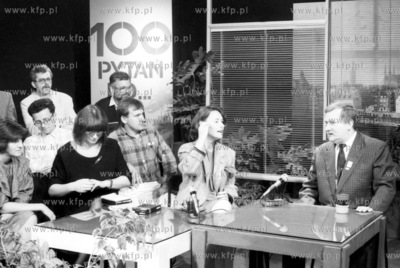 Lech Walesa gosciem programu 100 pytan do w Telewizji...