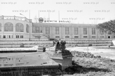 Sopot, galeria BWA i fontranna widziane od strony mola....