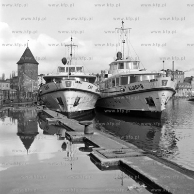 Staki pasazerskie bialej floty Ewa i Aldona cumuja...